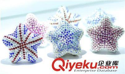 DAD鑲鉆五角星風口香水 鑲鉆五角星汽車飾品 水晶鉆海星風口香膏-饒平縣海山路士達汽車裝飾用品經營部提供DAD鑲鉆五角星風口香水 鑲鉆五角星汽車飾品 水晶鉆海星風口香膏的相關介紹、產品、服務、圖片、價格饒平縣海山路士達汽車裝飾用品經營部、汽車防爆膜;汽車改裝件;LED燈;汽車飾品;汽車香水;車載小電器;車衣